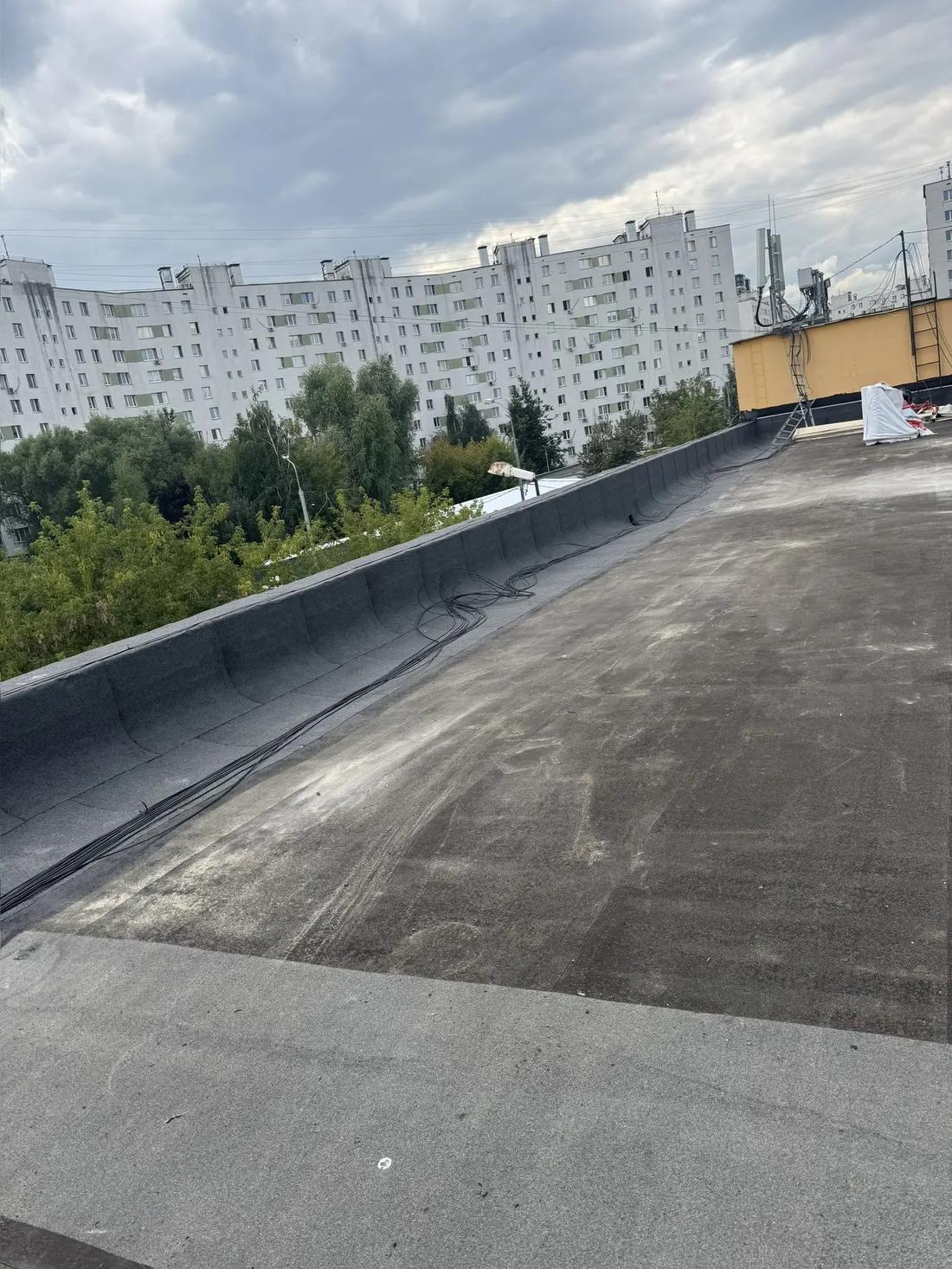 Плоская кровля с длинным парапетом